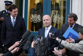 Osborn (uprostřed) a Hague(vlevo) po jednání.